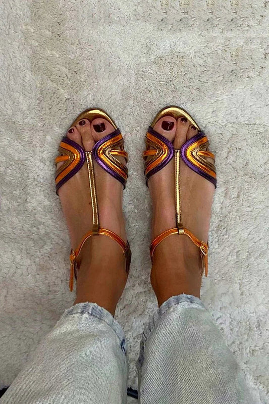 Albaira | Sandalias Doradas con Hebilla y Tira Multicolor