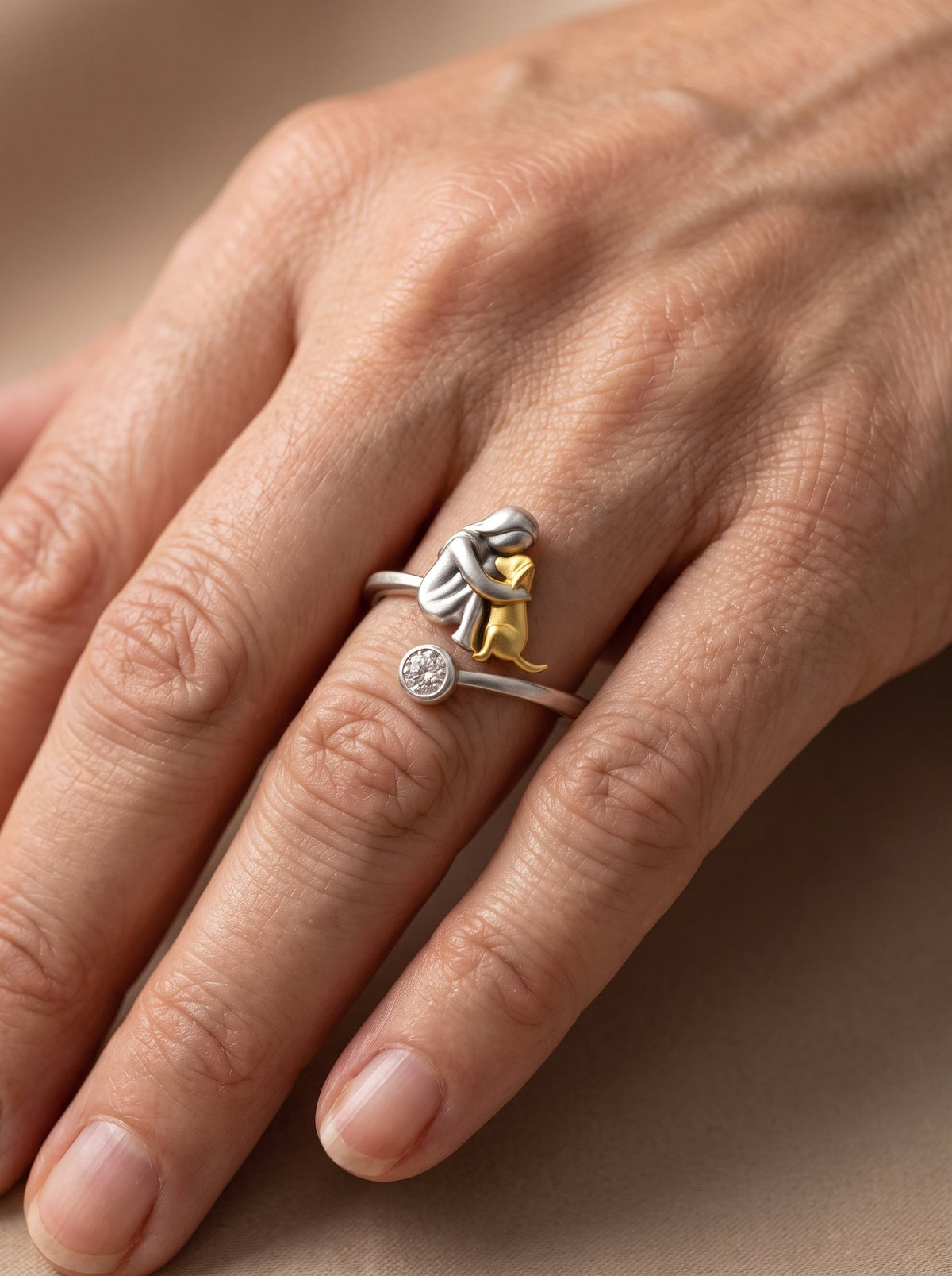 Anillo Ajustable Mujer con Perro puesto