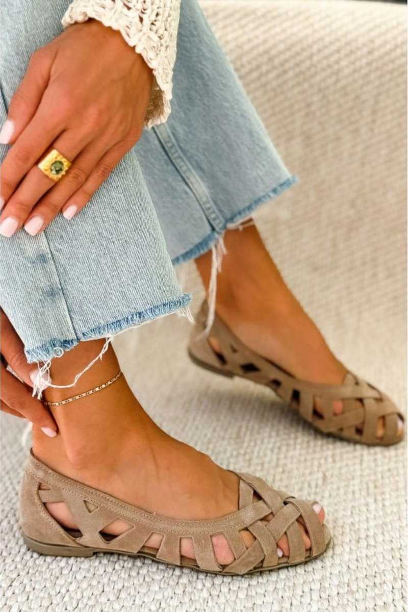 Deira | Sandalias Planas de Tejido Entrecruzado y Punta Abierta