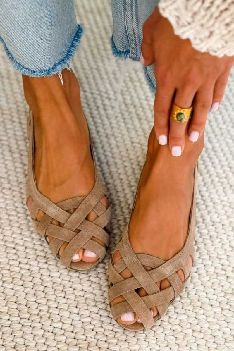 Deira | Sandalias Planas de Tejido Entrecruzado y Punta Abierta