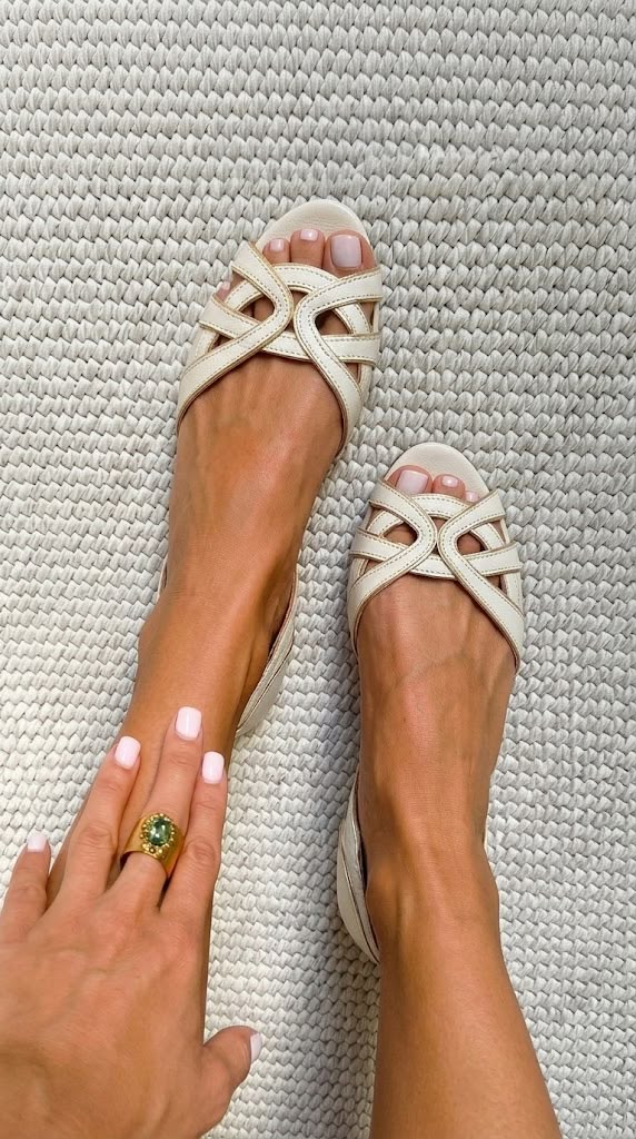 Ventura | Sandalias Planas Color Crema con Punta Abierta
