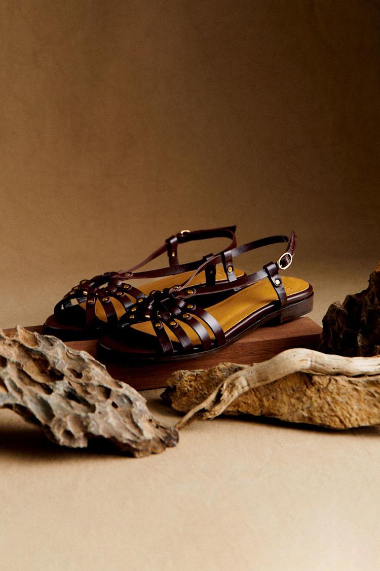 Gilbia | Sandalias con Tachuelas Metálicas y Aberturas