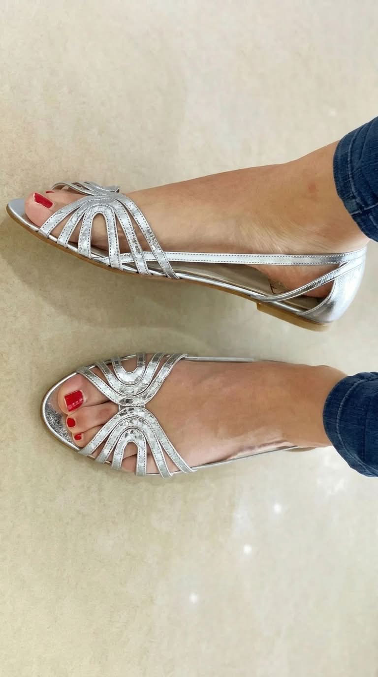 Genara | Sandalias con Punta Abierta y Brillo Metálico
