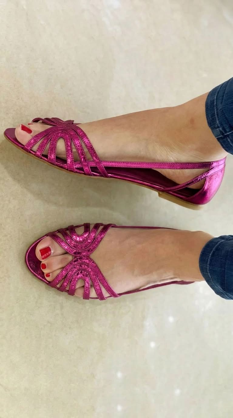 Genara | Sandalias con Punta Abierta y Brillo Metálico