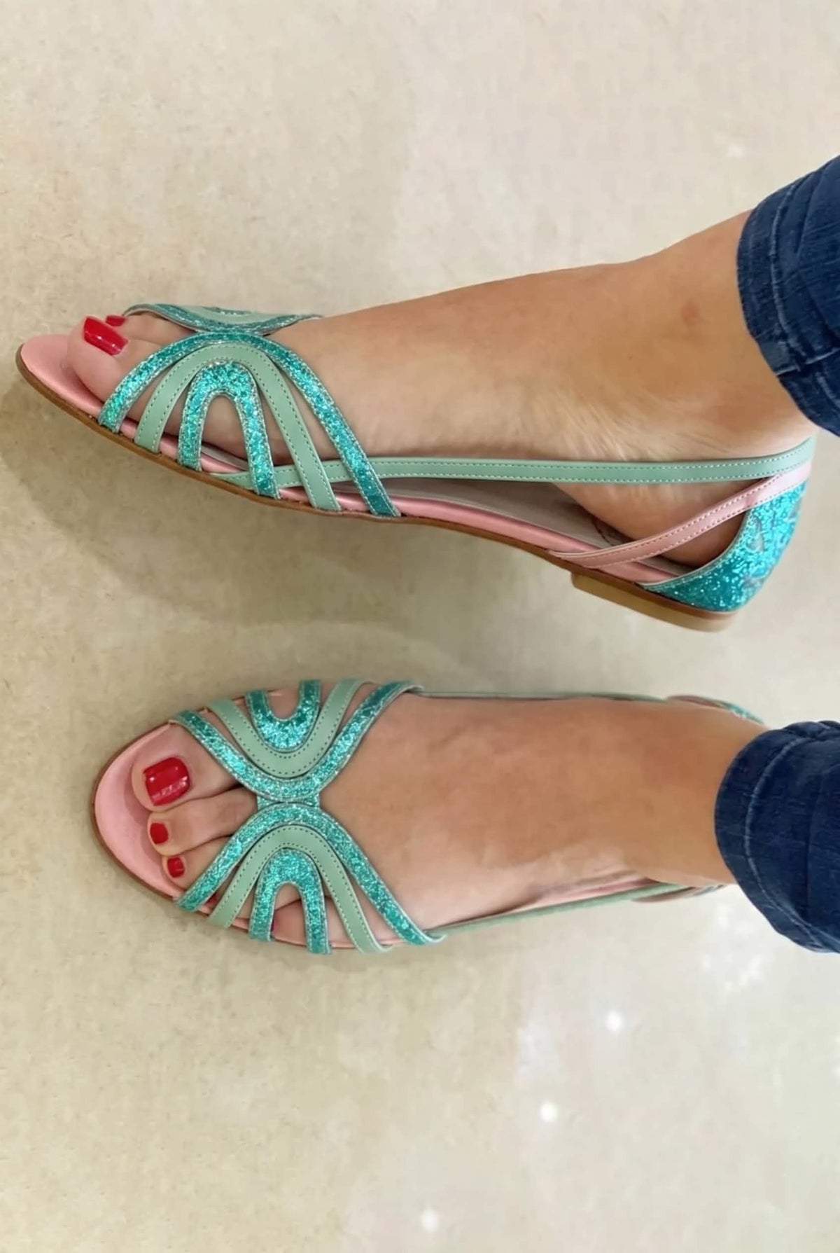 Genara | Sandalias con Punta Abierta y Brillo Metálico