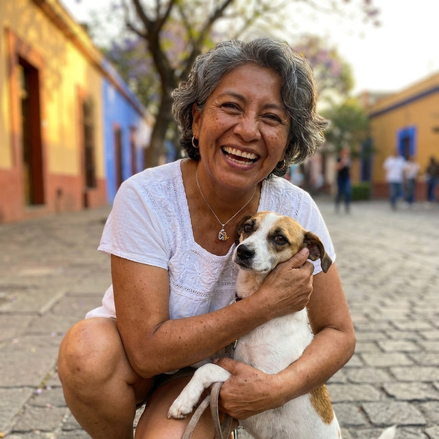 Collar Abrazo con Mascota puesto, abrazando a su perro