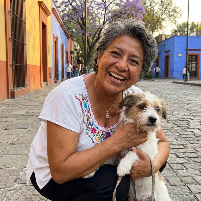 Collar Abrazo con Mascota puesto, de paseo con su perro
