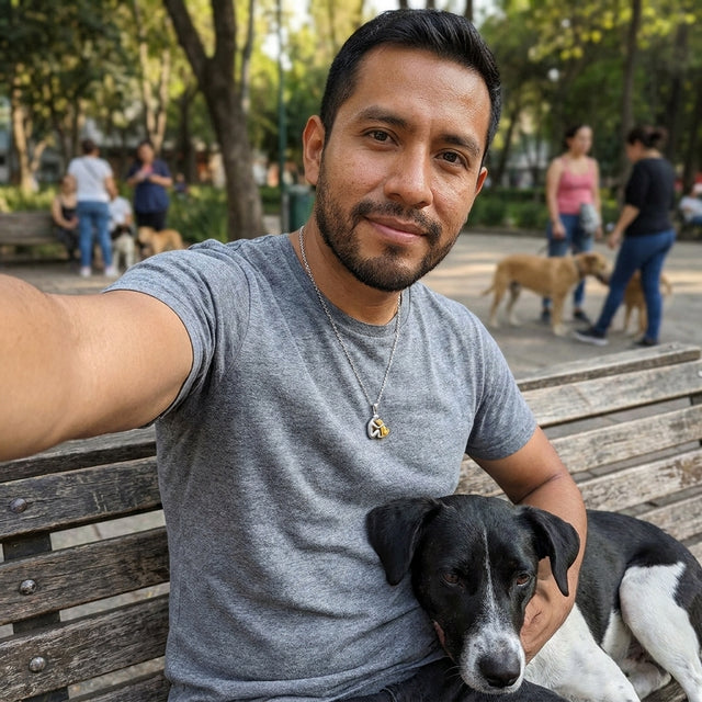 Collar de hombre puesto, en el parque con su perro