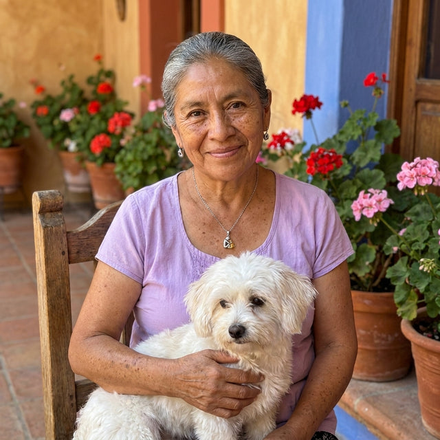 Collar Abrazo con Mascota puesto, en su patio con su perrito