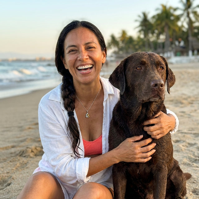 Collar Abrazo con Mascota puesto, en la playa con su perro
