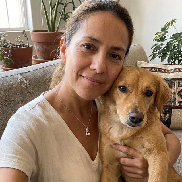 Collar Abrazo con Mascota puesto, con su perro en el sofá