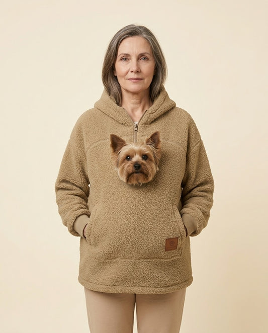 Mujer con la sudadera Dulce de borreguito beige y un yorkshire asomando por el bolsillo delantero, de frente