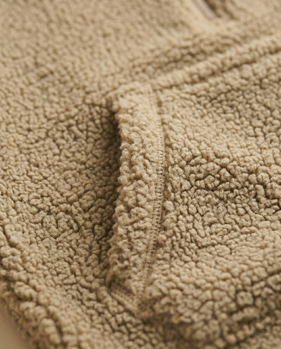 Detalle del tejido de borreguito y del bolsillo canguro de la sudadera Dulce