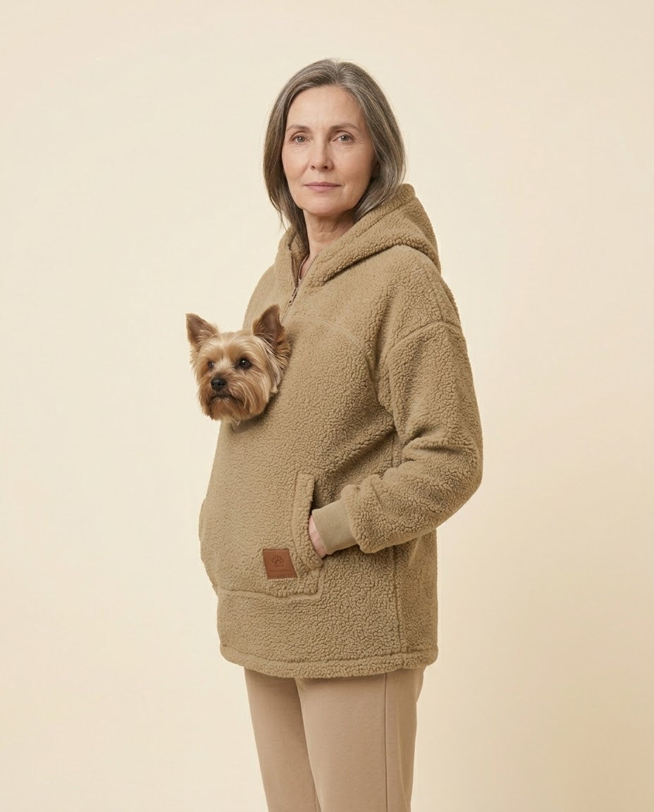 Vista lateral de la sudadera Dulce con un perro pequeño en el bolsillo del pecho